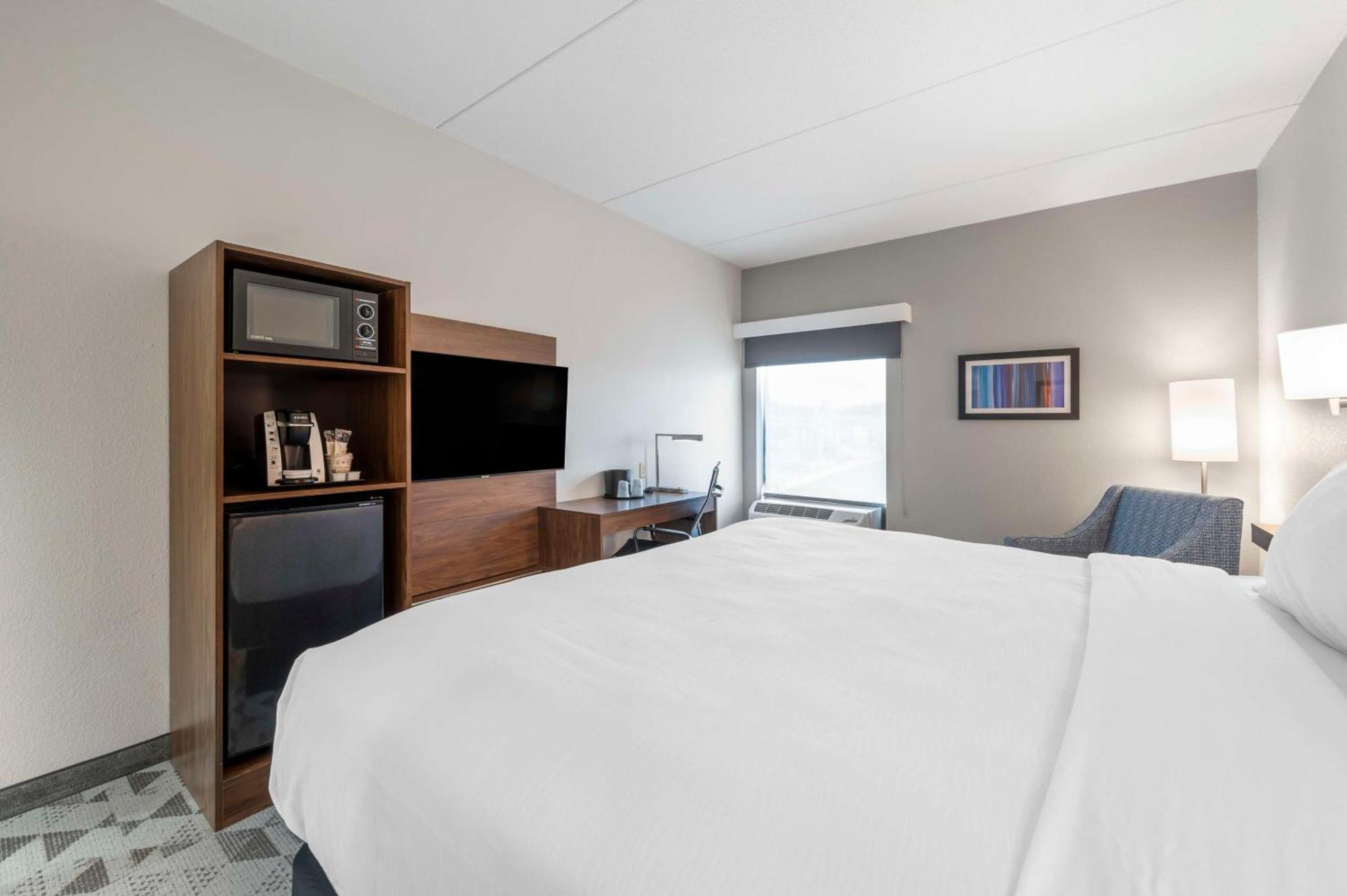 King Room with Roll-In Shower - Disability Access